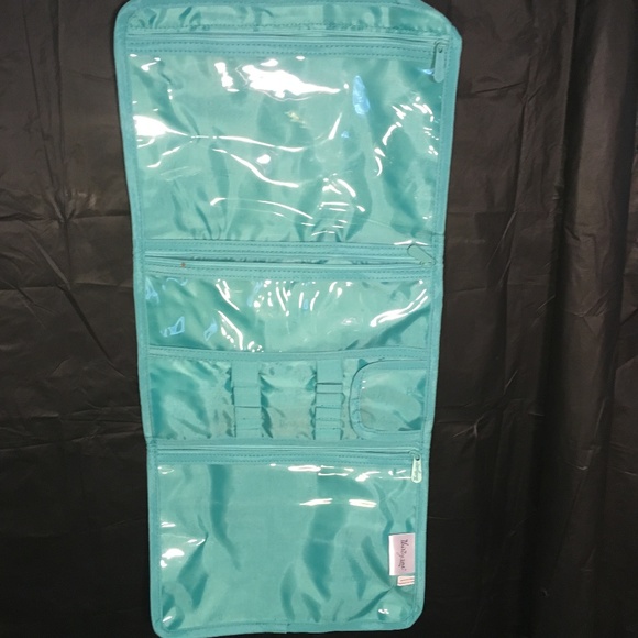 thirty-one Handbags - Thirty-one brand Hanging Traveler Case Green NWOT